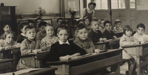 Ecole maternelle 34 rue Manin (19e) : enfants et institutrice, 1953-1954. Archives de Paris, 2657W 12.
