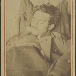 Photographie posthume d’Édouard Lebasque, garde national tué pendant les combats de la Commune, 11 mai 1871. Archvies de Paris, VD3 11.