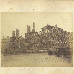 Ruines de l’Hôtel de Ville, 1871. Archives de Paris, 9Fi 4.