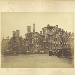 Photographie de l’Htel de Ville en ruines extraite de Ruins of Paris & Environ. Photographs, par Tune, G. (photographe), 1871. Archives de Paris, 9Fi 4. 