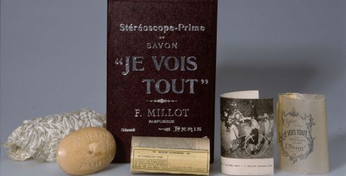Parfumerie MILLOT, dépôt n° PC 13286, 9 octobre 1905, Coffret de savons "Je vois tout", accompagnés d'une paire de lunettes stéréoscopiques. Archives de Paris, D7U10 171.