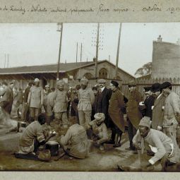 En gare du Landy. Soldats indiens prparant leur repas. 9Fi 8